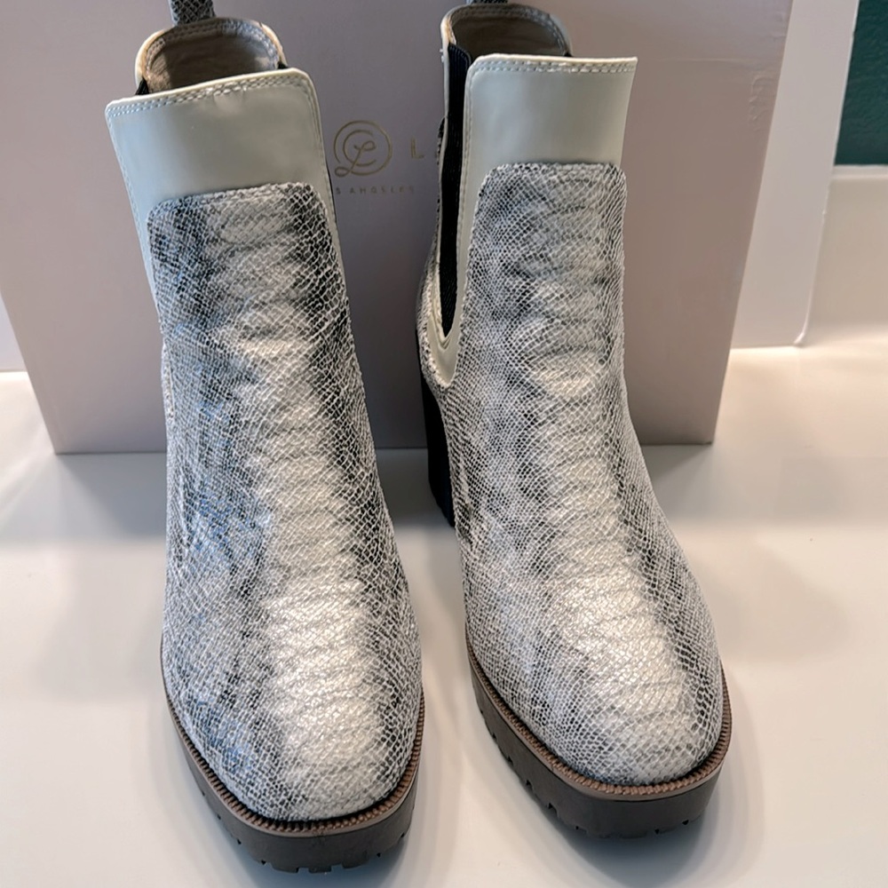Chinese Laundry pull on ankle boot. Size 9.